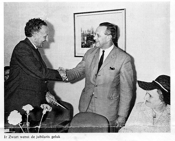 Dhr. Eigenhuijsen (links) ontvangt gelukwensen van Ir. Zwart  bij zijn 40 jarig jubileum (01-06-1970)