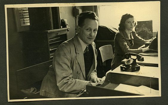 Dhr. Eigenhuijsen met secretaresse (1948-1950)