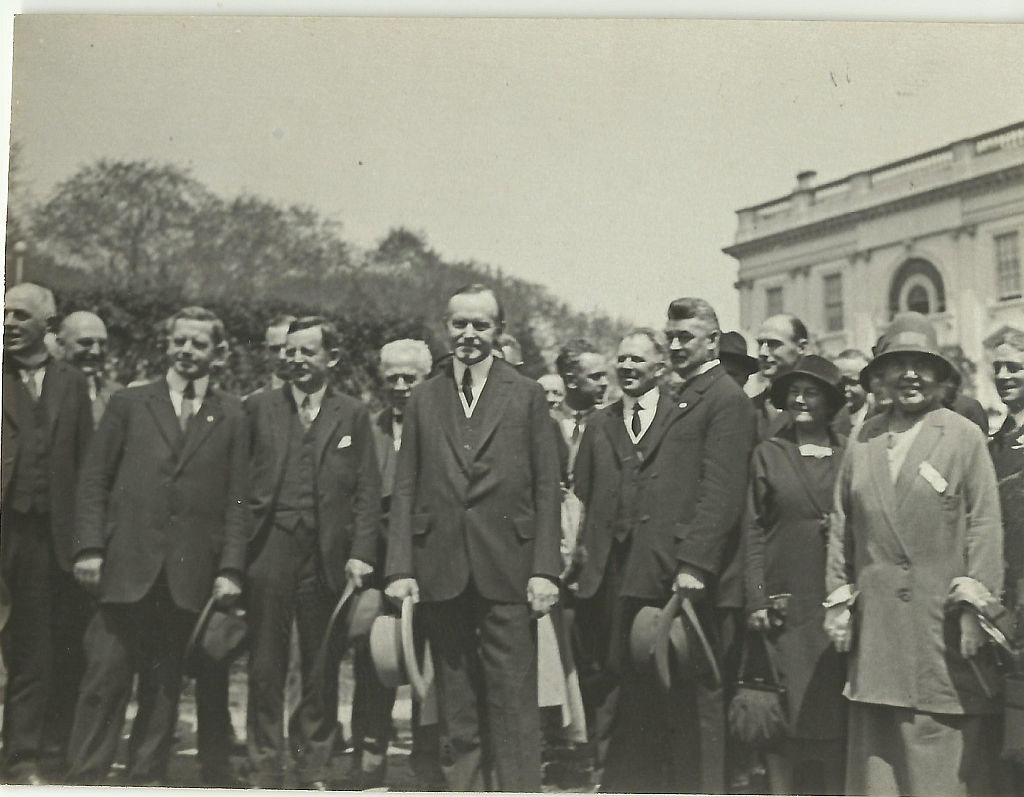 Fotosessie van het IEC voor het gebouw met president Calvin Coolidge (mei 1926)