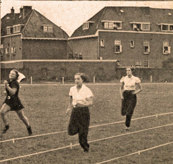 Hardloopwedstrijd (4 x 80 meter estafette voor vrouwen) tijdens de sportdag m.b.t. het jubileum van  Willem Smit (1938)
