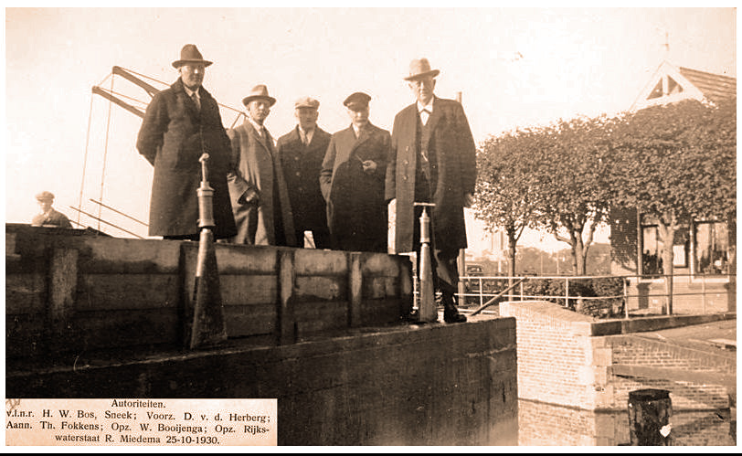 De autoriteiten kwamen een kijkje nemen bij de bouw 25-10-1930