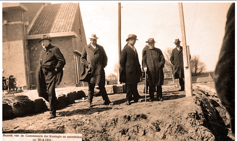 De autoriteiten kwamen een kijkje nemen bij de bouw 30-04-1931