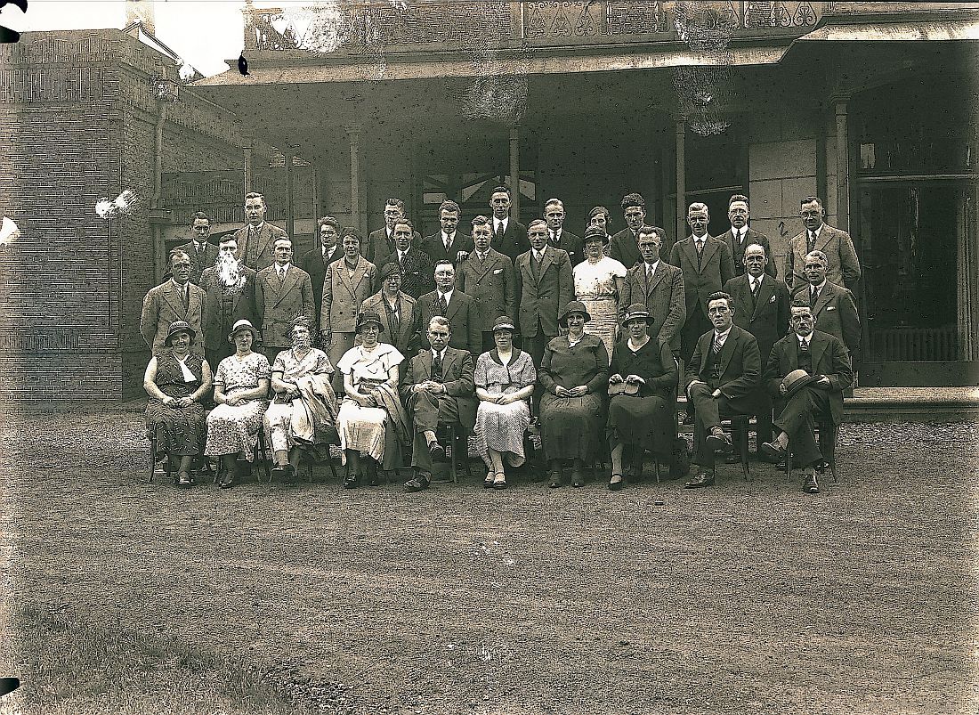 Excursie personeel Radio Kootwijk aan de Heemaf fabriek 12-07-1933
