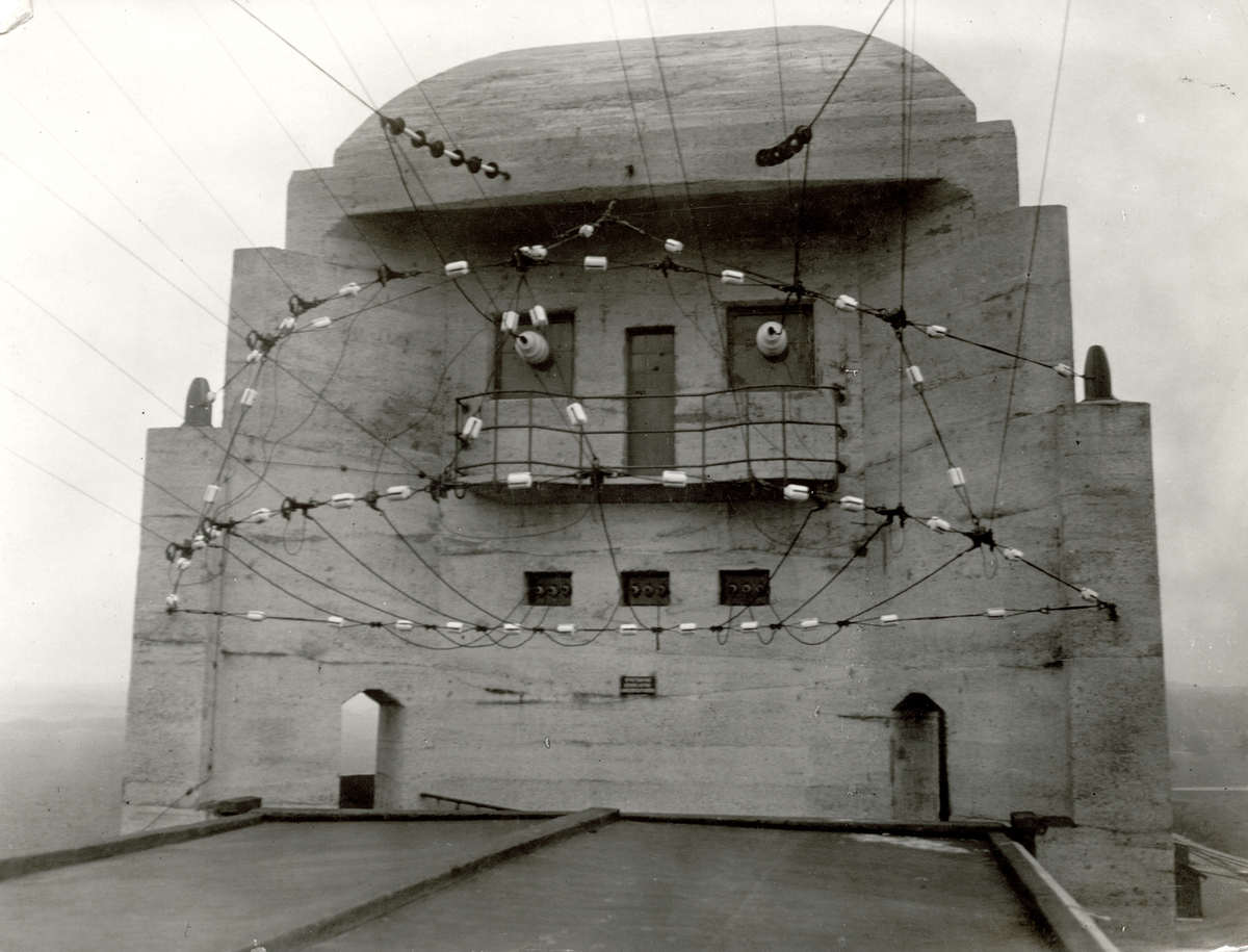 kootwijk-gebouw-waar-antenne-en-grondverbinding-naar-binnen-gaan-1924