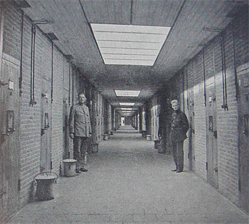 1941, twee bewakers in het "Oranjehotel "  