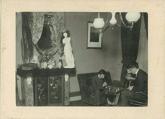 Studententijd Delft met zittend links achter het schaakbord Thomas Rosskopf (1898 - 1902)