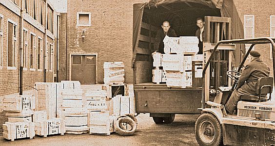 Duroflex draad wordt in de vrachtauto geladen (01-04-1961)