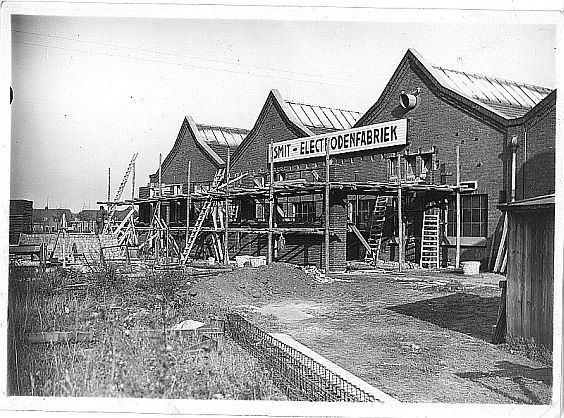 De bouw van de Smit Electrodenfabriek rond 1926