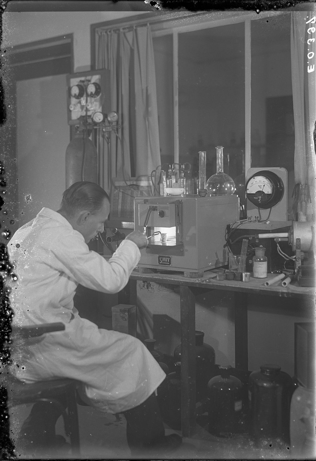 Laboratorium medewerker van Smit Ovens (1938/1940)