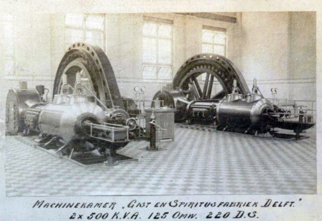 Machinekamer van de Nederl. Gist en Spiritus fabriek in 1914 met machines van Smit Slikkerveer.